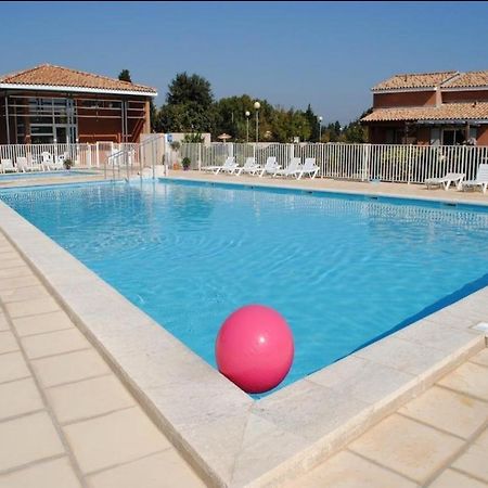 Maison Plain Pied Avec Climatisation Dans Une Residence Privee Avec Piscine Saint-Saturnin-lès-Avignon Extérieur photo