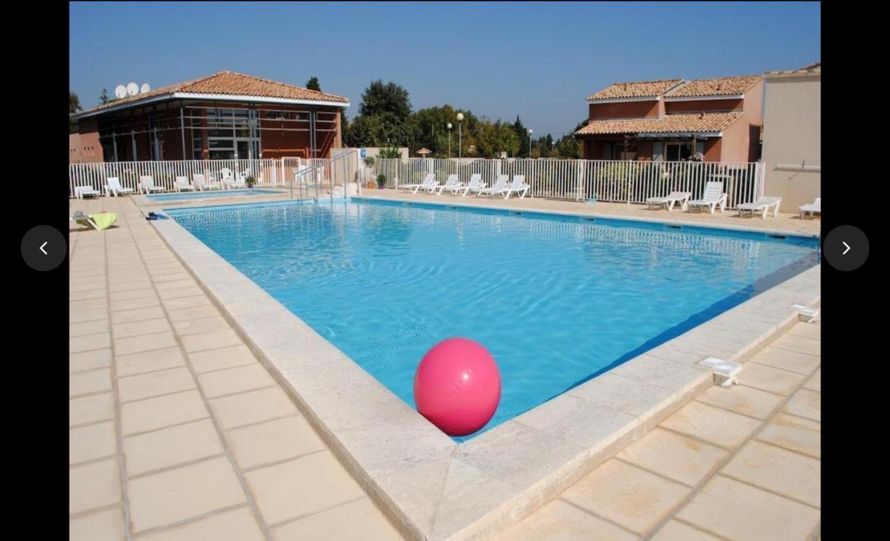 Maison Plain Pied Avec Climatisation Dans Une Residence Privee Avec Piscine Saint-Saturnin-lès-Avignon Extérieur photo